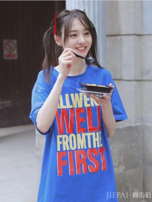 郑爽双马尾配蓝色T恤少女感十足