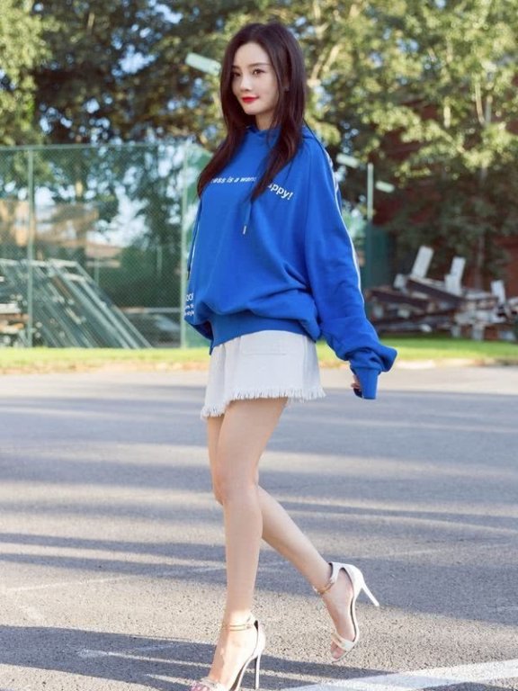 李小璐穿卫衣配短裙清爽打扮出街，时尚又优雅