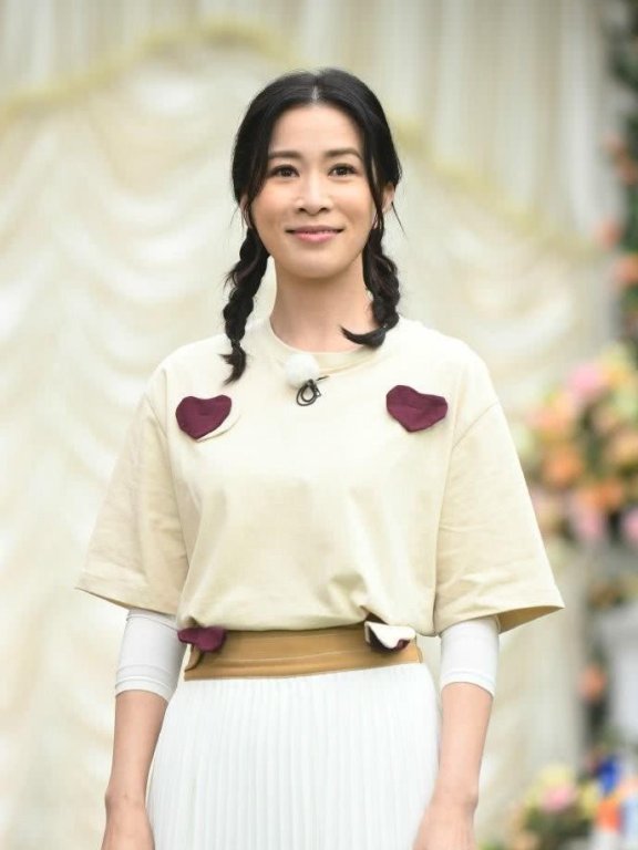 佘诗曼挑战双麻花辫元气满满,俏皮又可爱