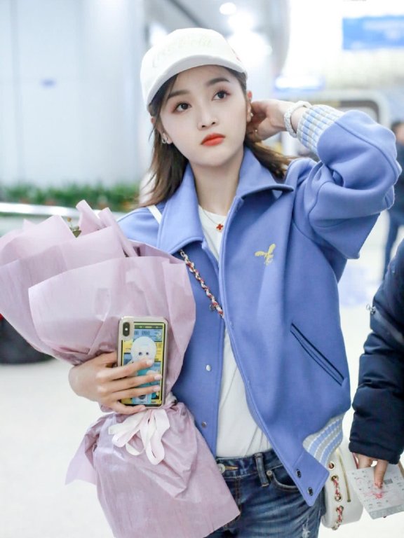 吴宣仪机场街拍 穿破洞牛仔裤搭件上衣少女又减龄