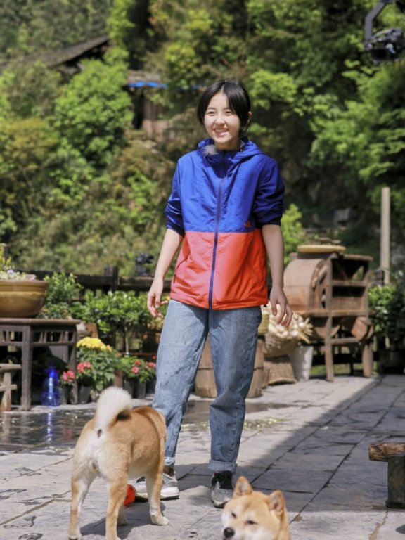 张子枫太会搭配，1米6身高穿出1米8气场