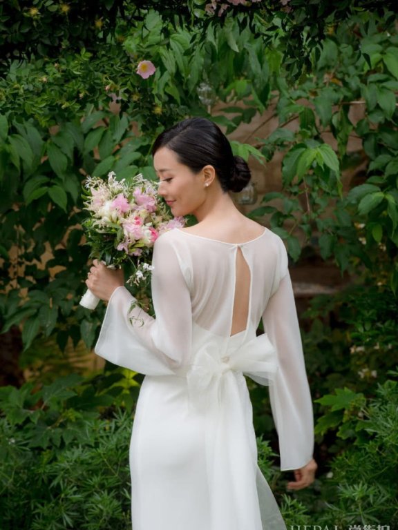 陈法拉巴黎完婚后首次露面，一袭白裙美回18岁