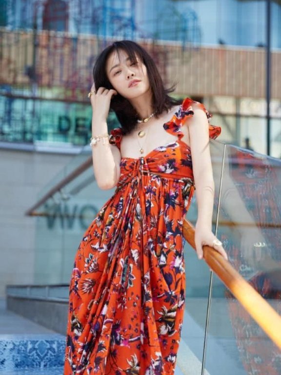 谭卓蓝色连衣裙搭配长发,气质优雅!