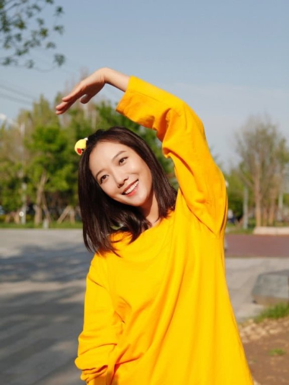 王珞丹穿黄色卫衣活力四射,戴“小黄鸭”更嫩了