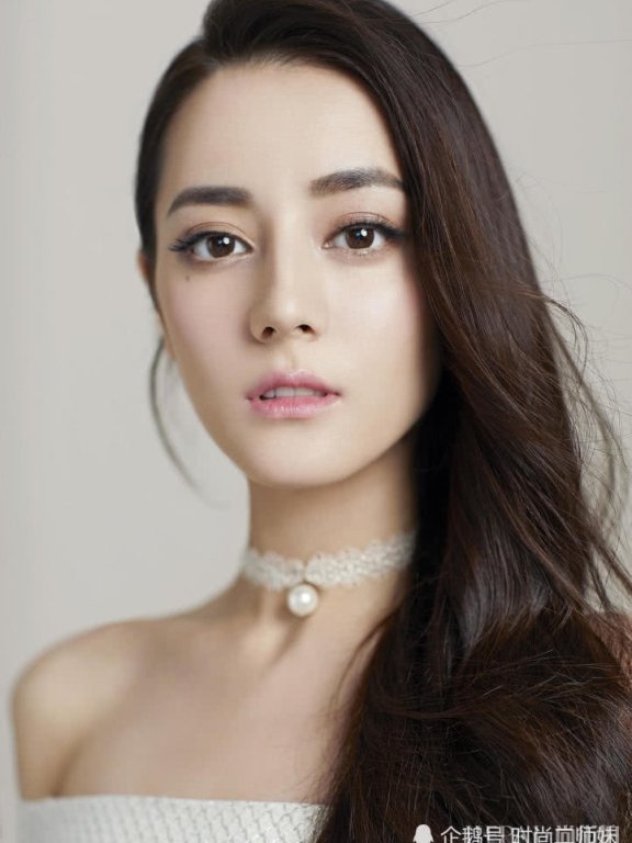 迪丽热巴拍时尚大片终于精致了一次，换眉形的她太美了