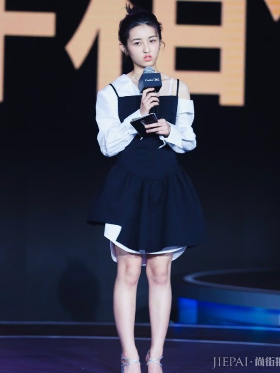 张子枫在脚上画了一条红线,瞬间增高20cm