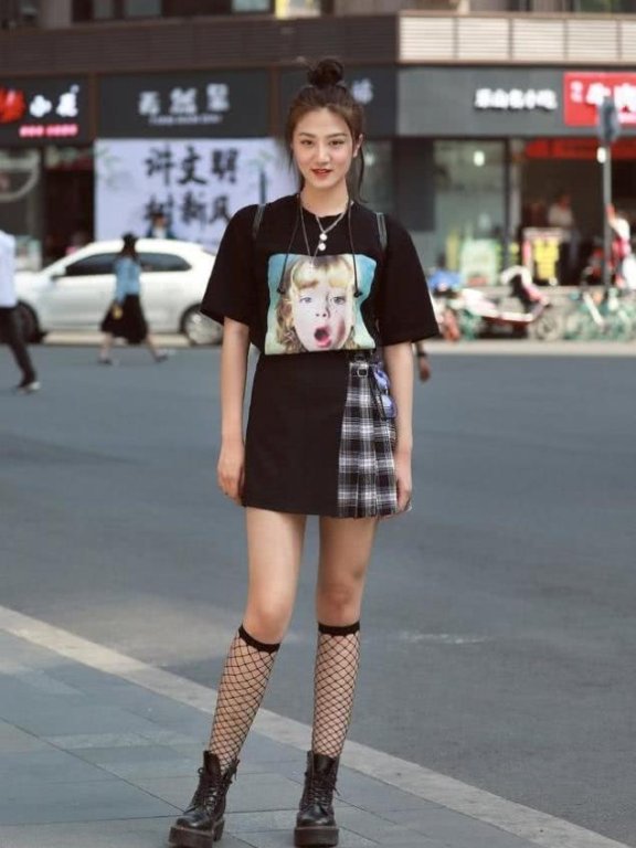 国内街拍 潮女们用黑色出时尚感