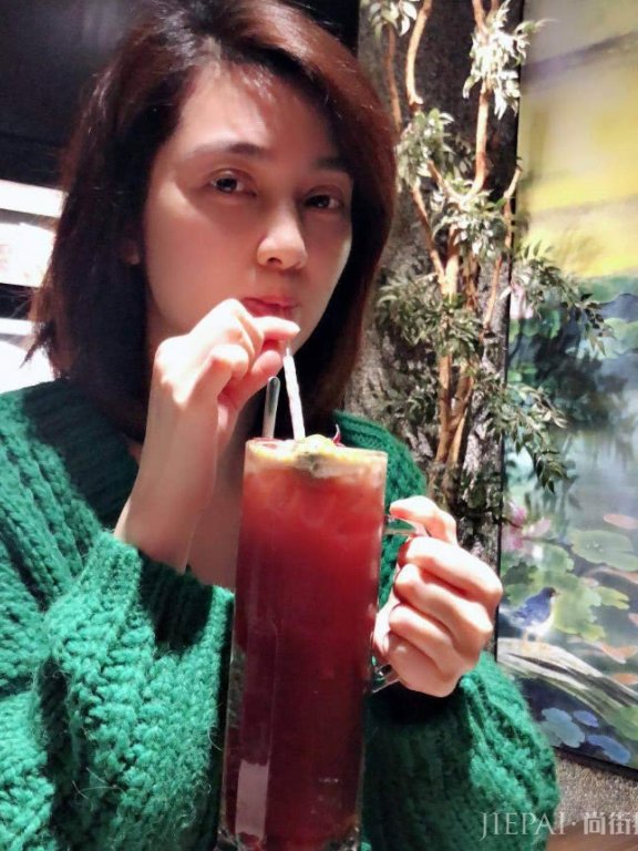 洪欣秀胜利者姿态!风波后与闺蜜走活动,同框美女气场依旧