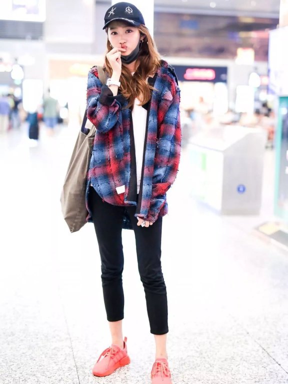 杨幂休闲街头，江疏影清新少女！衬衫能穿出这么多花样？