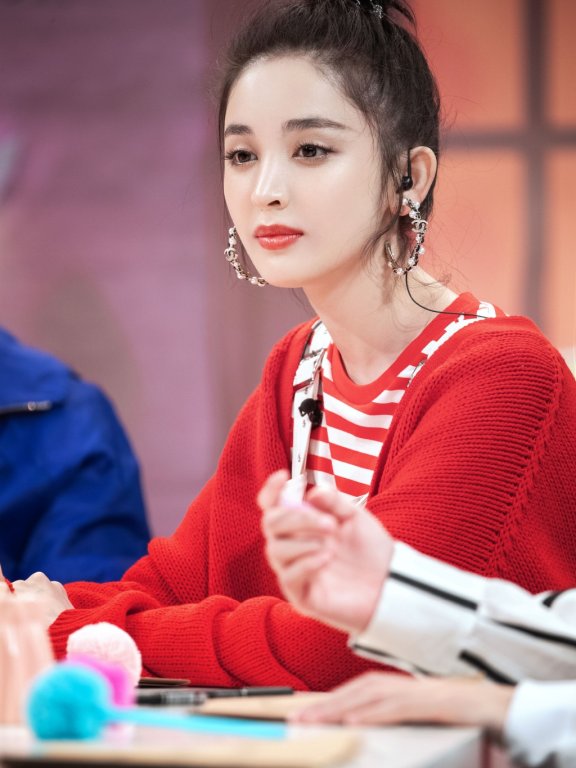 古力娜扎综艺造型美出天际,夸张耳饰成亮点