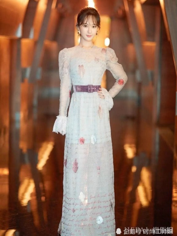 沈月穿杨紫同款纱裙气质不相上下