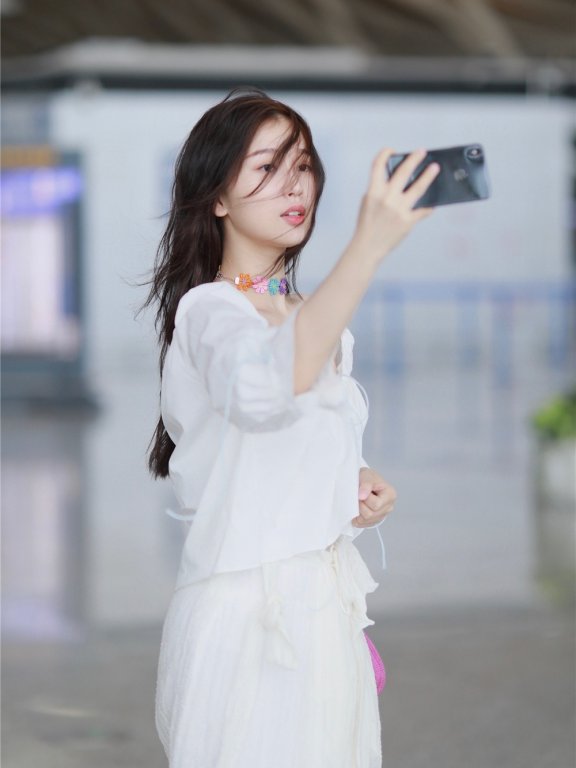 虞书欣美的出众，白纱裙配小粉包仙气又温柔