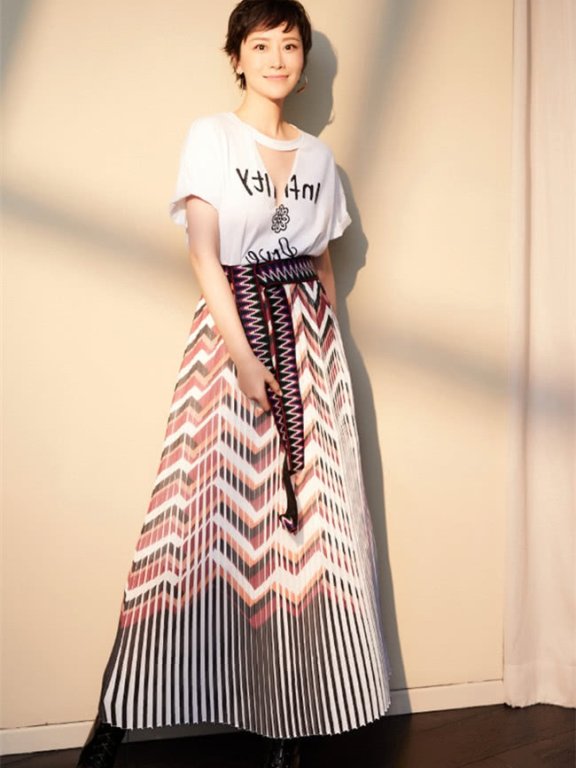 各路明星齐示范 T恤搭配裙子美得像仙女,好看指数100分