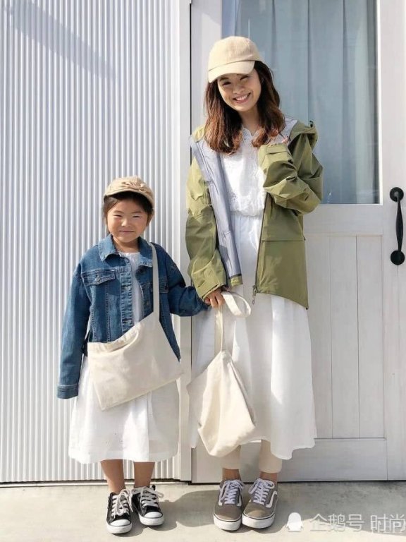 Ins“宝妈”超会穿,学她的搭配和女儿同框像姐妹,清新又舒适