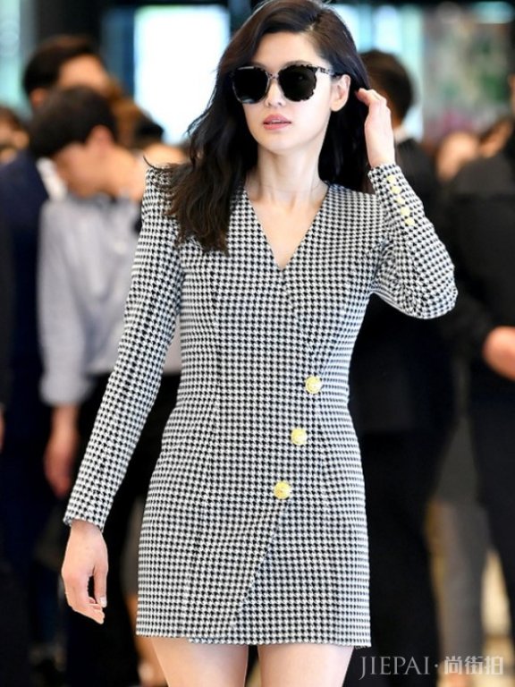 全智贤把西装当裙子穿,不愧为气质型美女