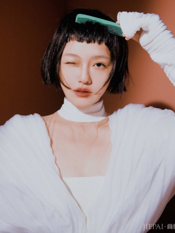 大S短发搭配眉上刘海，变身怪力少女越长越美