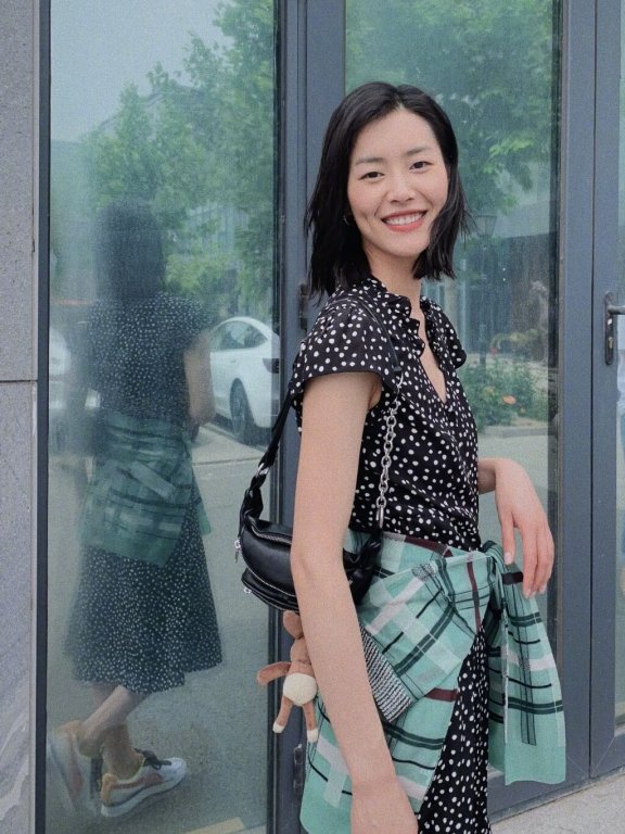 超模刘雯又换新造型,摩卡波波头搭配波点连衣裙清爽又减龄