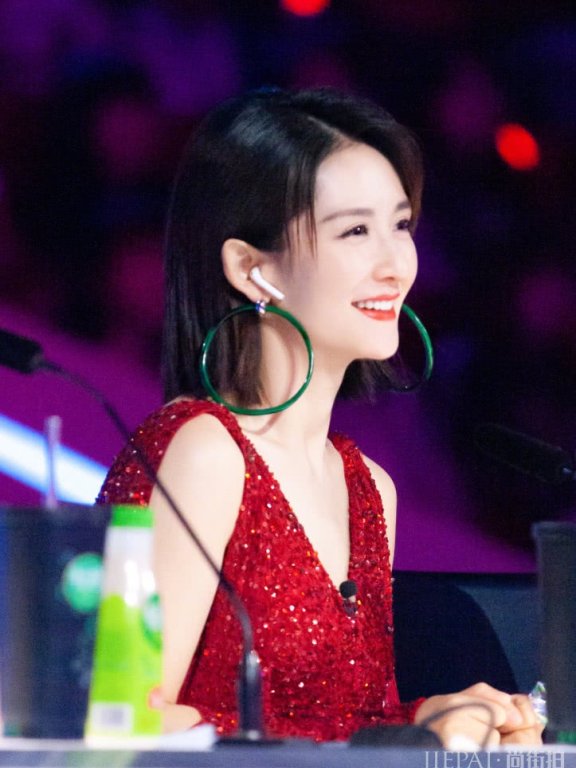 谢娜终短发配开叉裙显小20岁,手镯当耳环用太抢镜