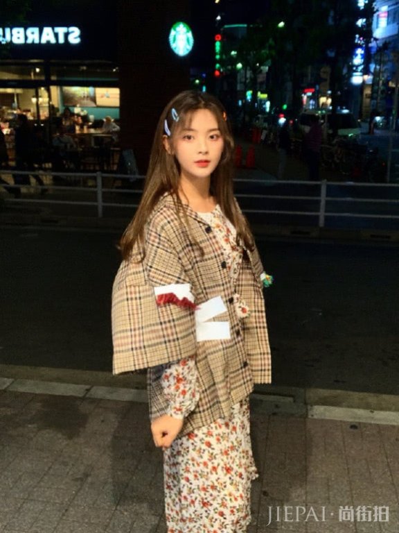 杨超越穿碎花裙夜游日本,美出新高度