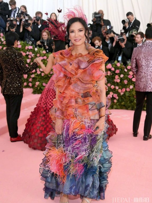 邓文迪越来越高调,穿“蛇装”裙出席活动有气质还减龄