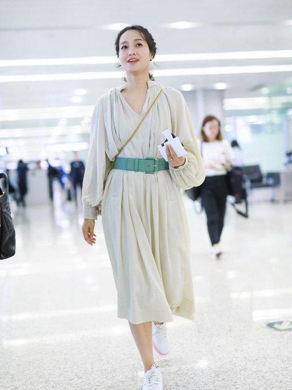 朱丹机场街拍，精致编发搭配白裙，少女气质依旧惊艳