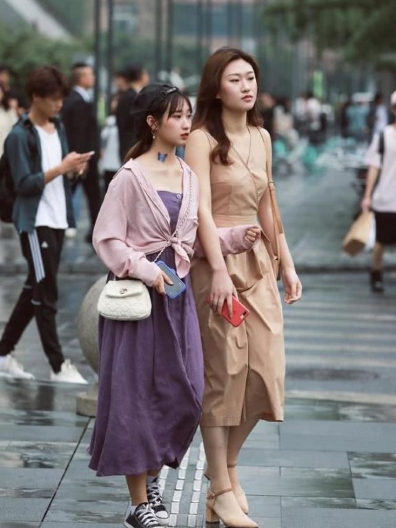 国内街拍 这些赚足眼球的闺蜜装赶快get住，你短裤我长裙的样子真的很美