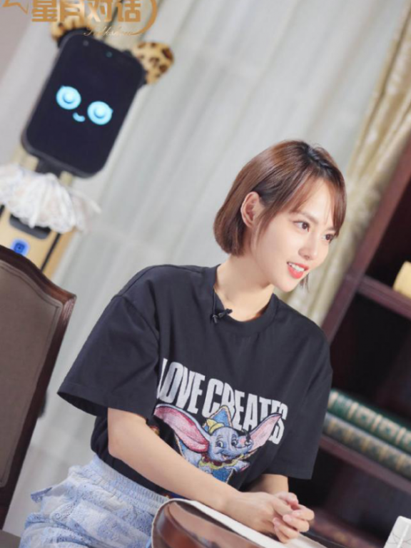 张嘉倪向机器人主持分享爱情保鲜秘籍，花式“炫夫”撒狗粮