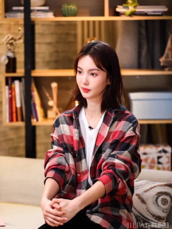 金晨换新造型，波波头短发搭配格子衬衫白T恤少女感十足