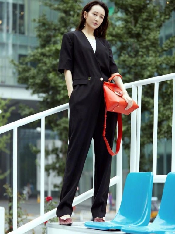 王鸥不光身材高挑, 衣品也是没的说!