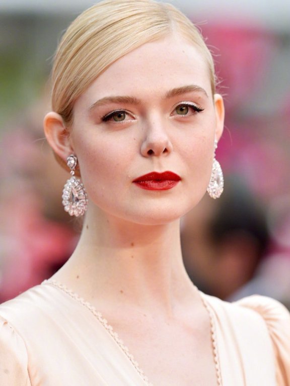 惊艳戛纳的“发光女孩”,红唇披风,大气唯美