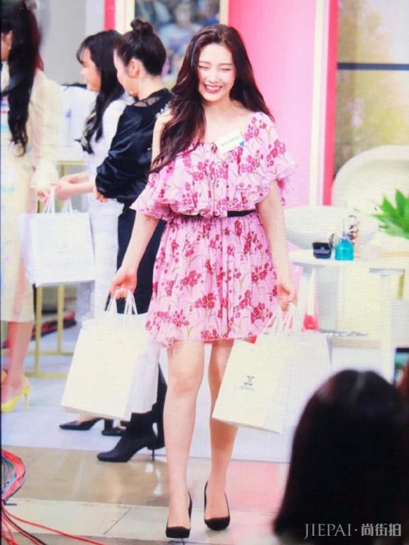 韩国女团朴秀荣夏季时尚穿搭，裙子又美又有仙气！