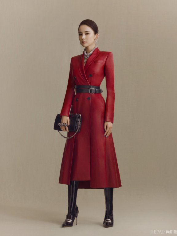 李嘉欣登时尚杂志，一身红皮衣气质太好