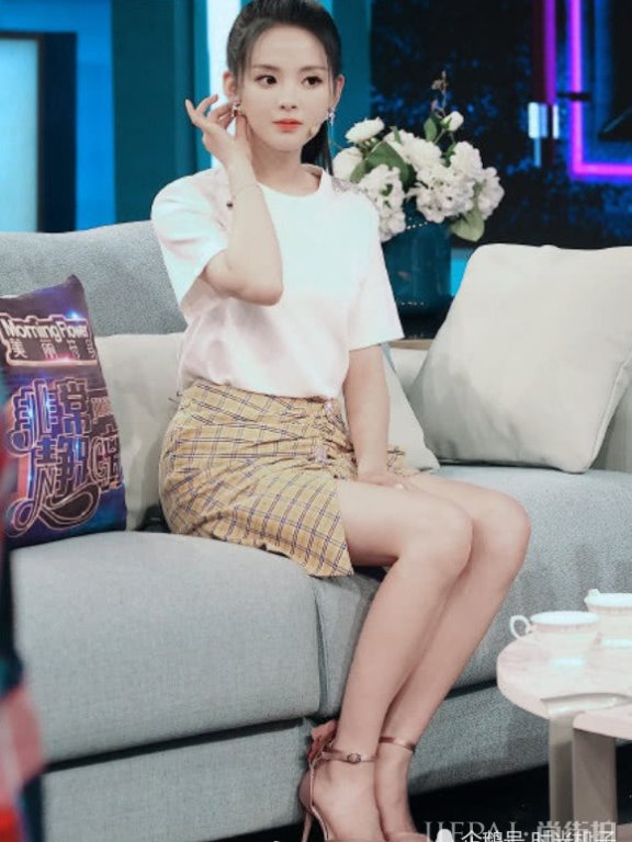 杨超越录制节目穿短裙，露出真实腿型，坐姿得体大方