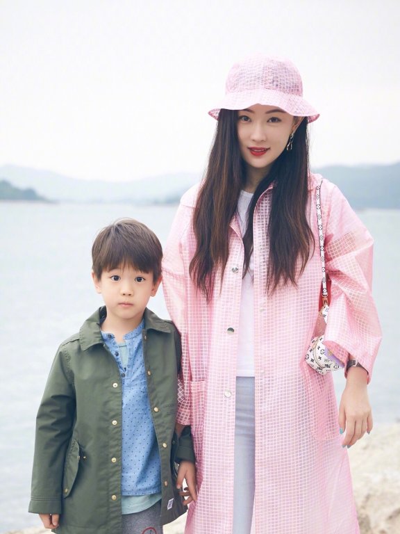 霍思燕粉嫩穿搭满满少女感,难怪杜江把她宠成公主!