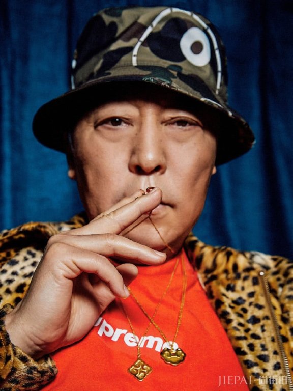 苏大强穿豹纹拍大片超大胆，老艺术家也时髦？