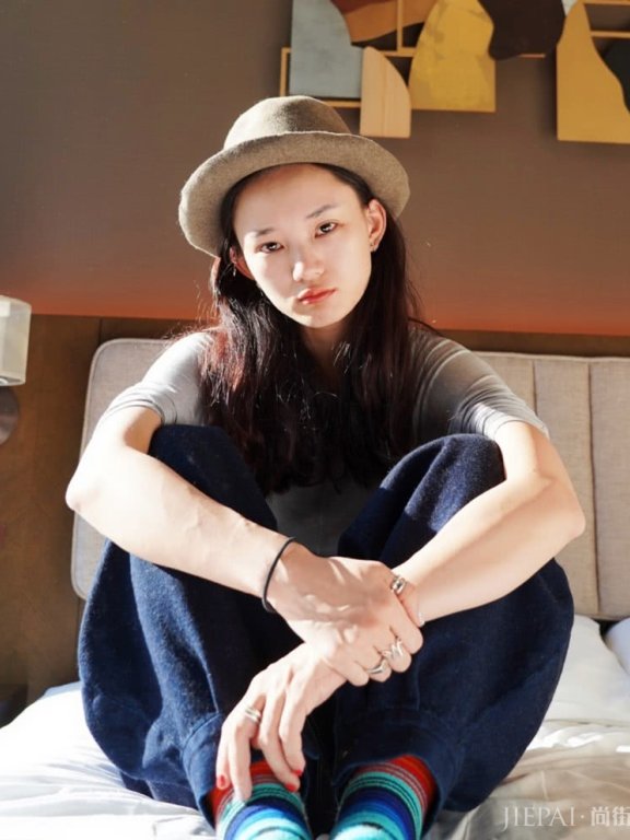 当初嫌“萧晴”丑,33岁素颜逆龄像18岁,穿“晴天袜”美翻