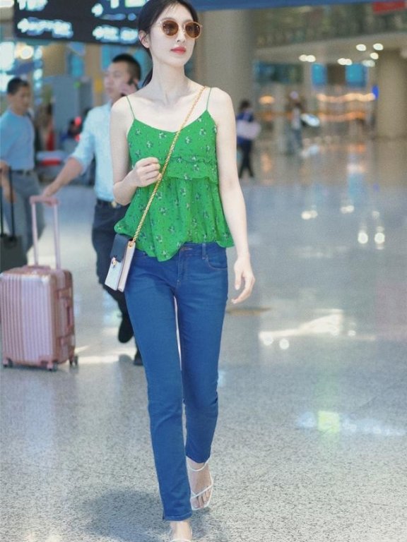 张俪吊带衫穿的太清凉,牛仔裤搭凉鞋特别的好看