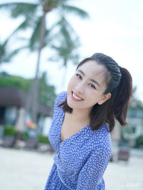 马苏穿碎花裙梳半扎马尾,越来越清纯