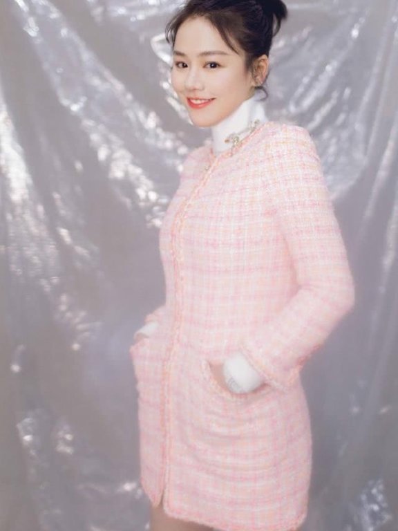 马思纯小香风连衣裙仙气飘飘,丸子头造型太美