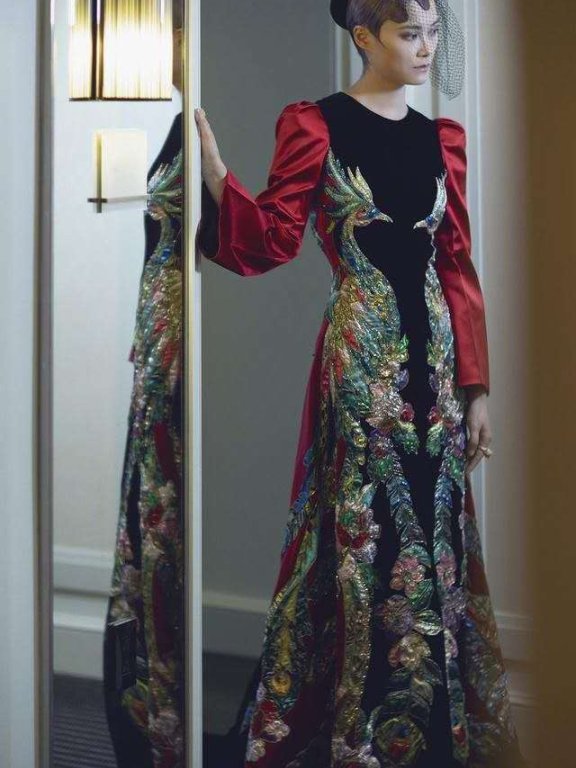 李宇春出席慈善晚宴,孔雀刺绣长裙惊艳全场
