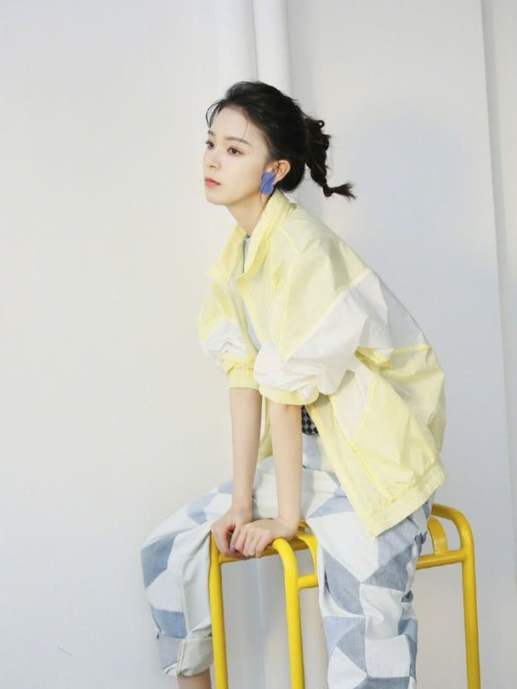 陈瑶扎低马尾发型搭配格子风衣牛仔裤，时髦又个性