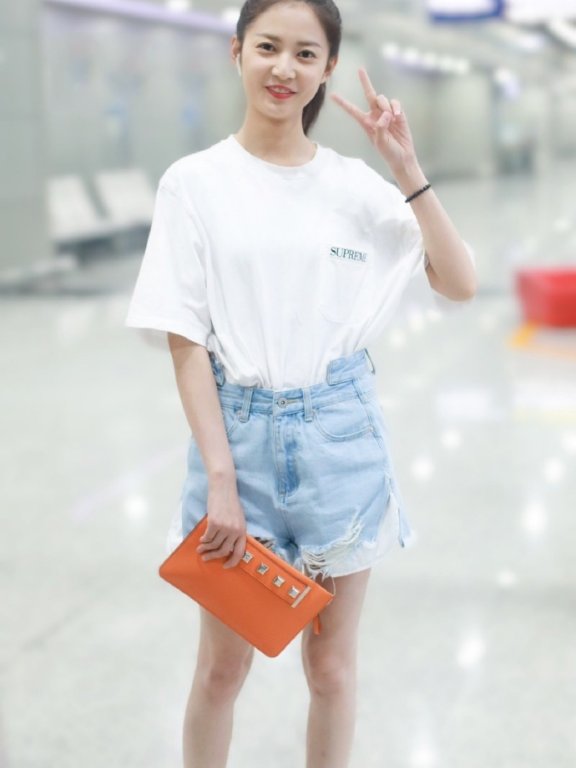 陈钰琪最新机场街拍照，打扮简约又洋气，素颜太好看