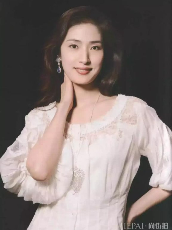 日本国宝级女演员,英气的外表把人“帅弯”,帅的男人也会嫉妒?