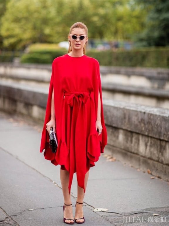 小黑裙碰上小红裙，时尚之战一触即发，你喜欢哪种呢？