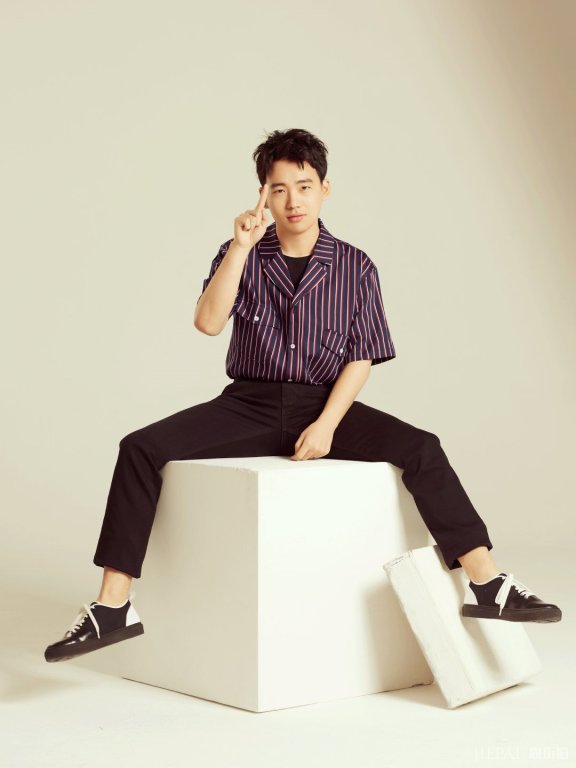 郭麒麟私服品味开挂！简约造型穿出阳光帅气