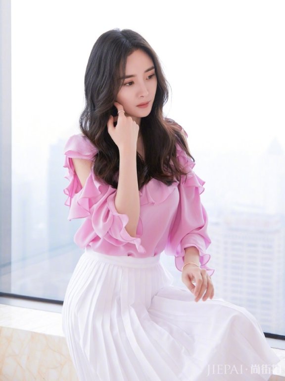 杨幂现身粉嫩娇俏 少女感十足