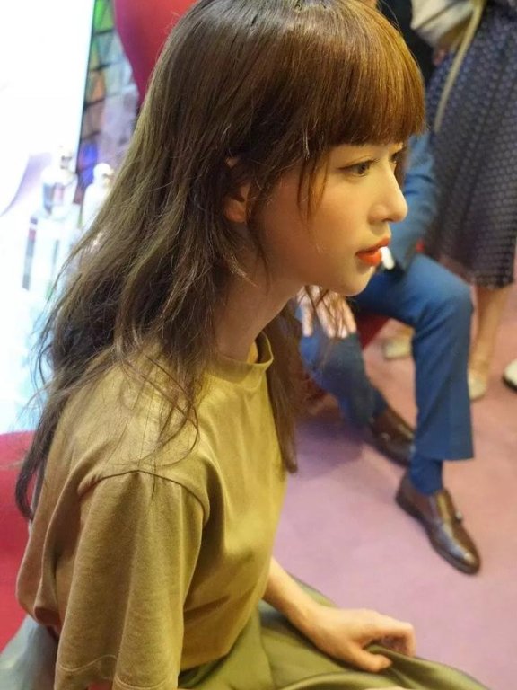吴谨言戴假发出席活动,人群里侧脸线条太美