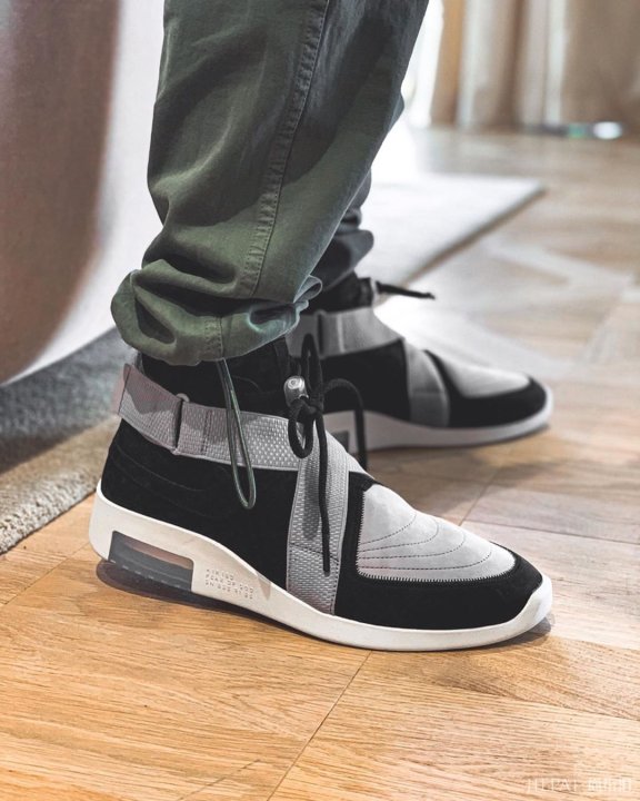 再创新高还是破发! NIKE Air Fear of God Raid 全新配色登场!
