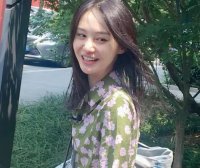 郑爽印花衬衫配短裙甜美又清新，生图太好看了吧