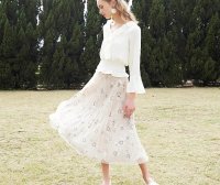 小白鞋搭配碎花和喇叭裤真的很帅气,显高还有女人味